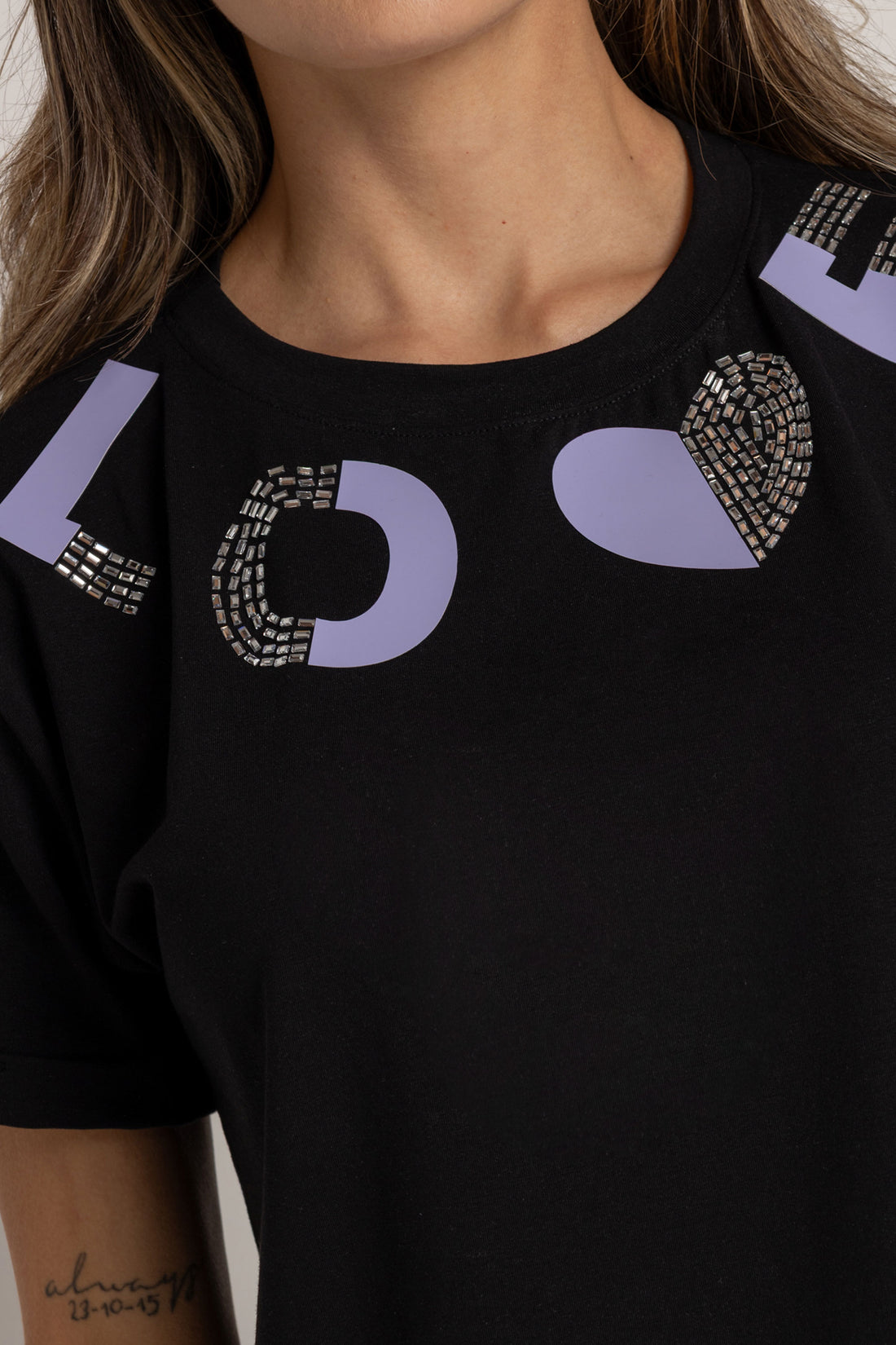 T-SHIRT LOVE VIOLET NEGRA ORC-001