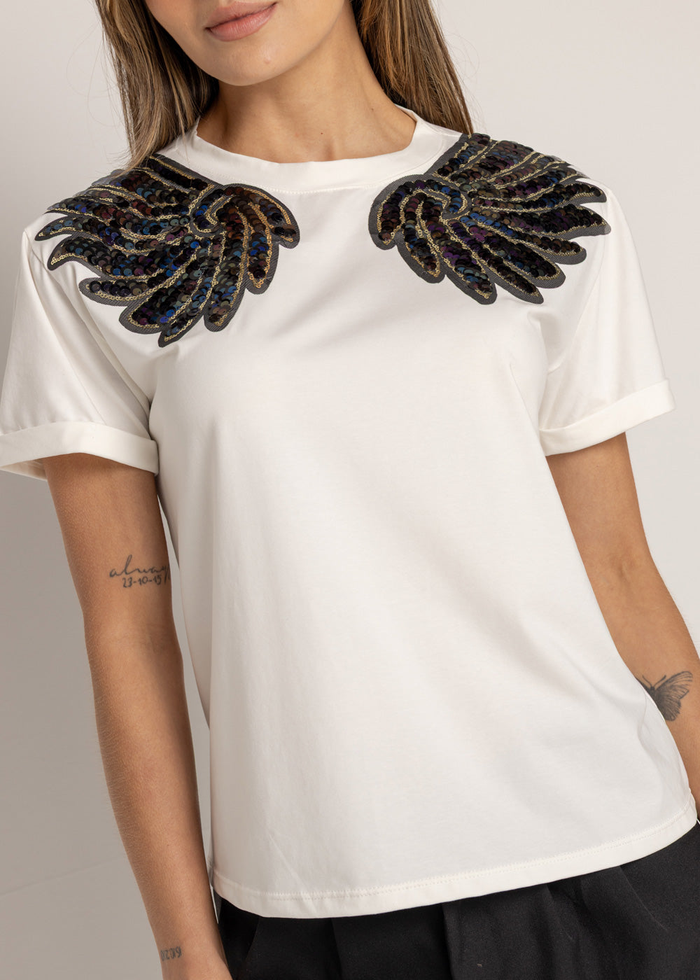 T-SHIRT ALAS MORADAS MARFIL ORC-016