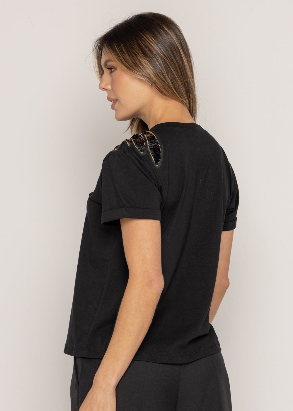 T-SHIRT ALAS MORADAS NEGRO ORC-016