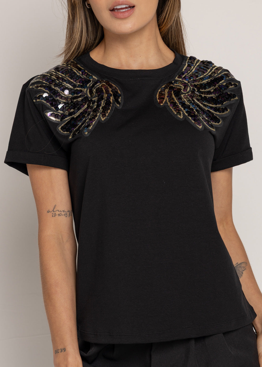 T-SHIRT ALAS MORADAS NEGRO ORC-016